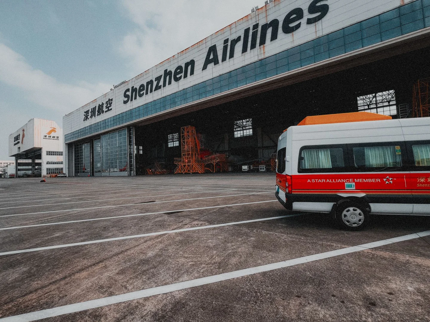 Imagen de un airport parking shuttle para ilustrar dónde buscar opciones de dove lasciare l’auto vicino all’aeroporto.