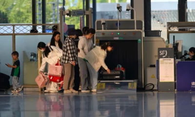 Imagen de control en aeropuerto para ilustrar si può portare un rasoio nel bagaglio a mano durante la revisión de equipaje.