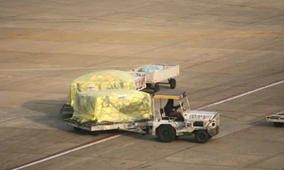 Bandeja de seguridad en aeropuerto para ilustrar la duda posso portare la piastra in aereo