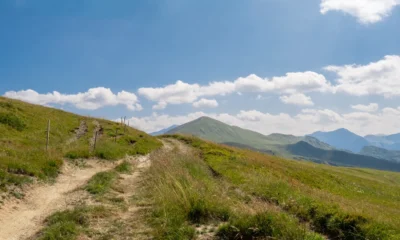 Imagen de un sendero alpino para ilustrar dove andare in montagna d’estate en un artículo sobre destinos, rutas y consejos prácticos.