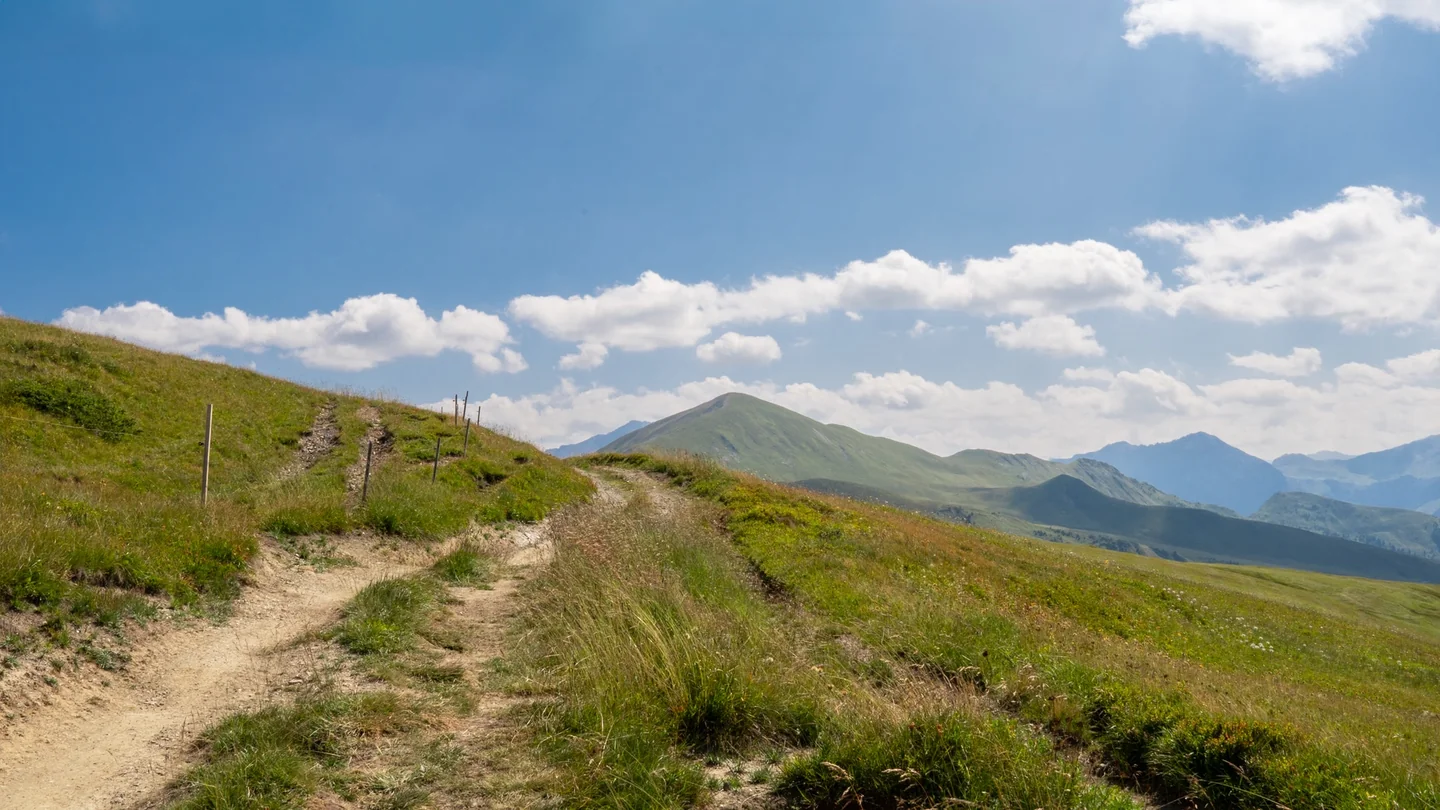 Imagen de un sendero alpino para ilustrar dove andare in montagna d’estate en un artículo sobre destinos, rutas y consejos prácticos.