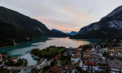Vista panorámica del lago de Ledro en un entorno alpino para ilustrar dove si trova il lago di ledro