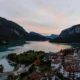 Vista panorámica del lago de Ledro en un entorno alpino para ilustrar dove si trova il lago di ledro