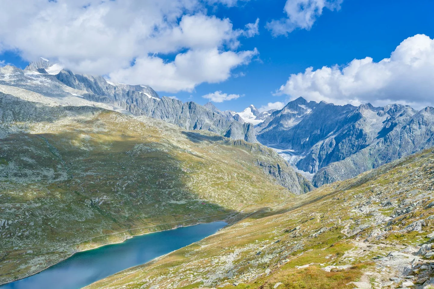 Vista de un alpine lake landscape del lago di Tovel, relacionada con quando diventa rosso lago di tovel rosso en el contexto del artículo.