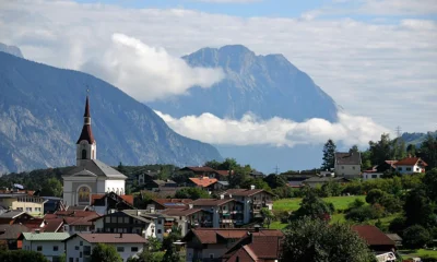 Vista de un alpine mountain village ideal para ilustrar el artículo sobre quale località di montagna scegliere in estate