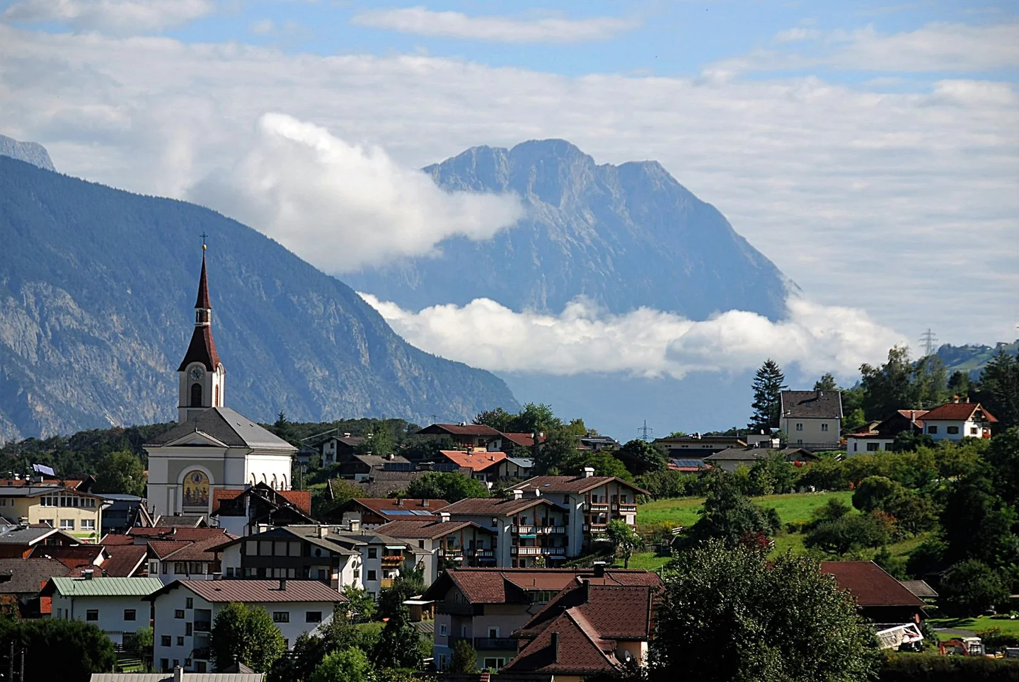 Vista de un alpine mountain village ideal para ilustrar el artículo sobre quale località di montagna scegliere in estate