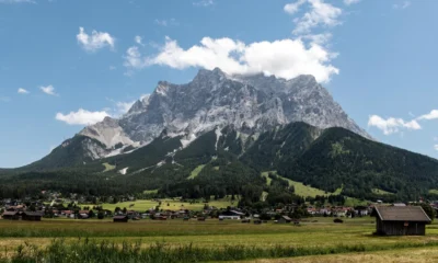 Vista de un alpine mountain village para ilustrar dove andare al fresco in Italia en un entorno de montaña fresca y veraniega.