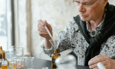 Ilustración de un antiguo alchemist chino para un artículo sobre chi ha inventato la polvere da sparo y su origen histórico.