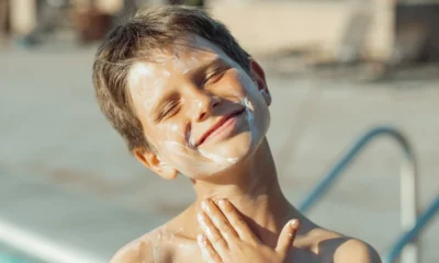 Persona aplicando crema solar en el rostro, imagen para cuando mettere la crema solare.