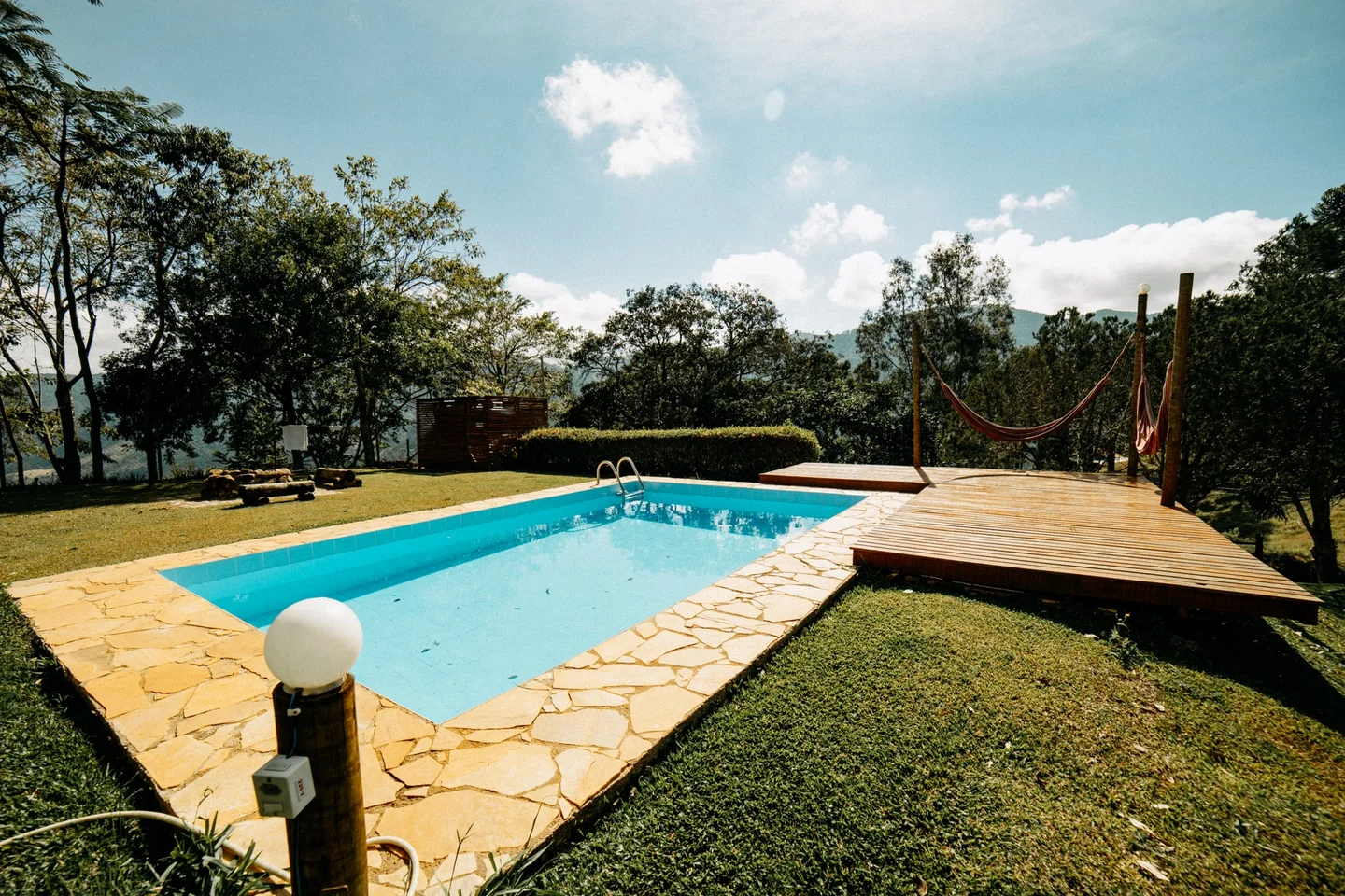 Imagen de una piscina en patio trasero para ilustrar "domande da fare prima di installare una piscina" en un contexto de planificación de obras y diseño exterior.