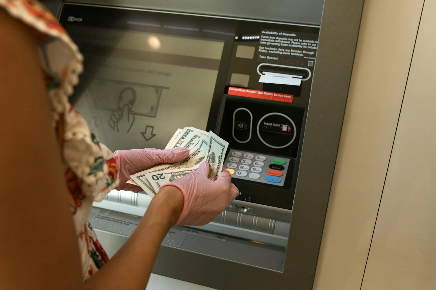 Imagen de un empleado de banco realizando un depósito en ventanilla, útil para ilustrar la consulta "posso versare contanti in una banca diversa dalla mia" en un artículo sobre reglas y controles bancarios.