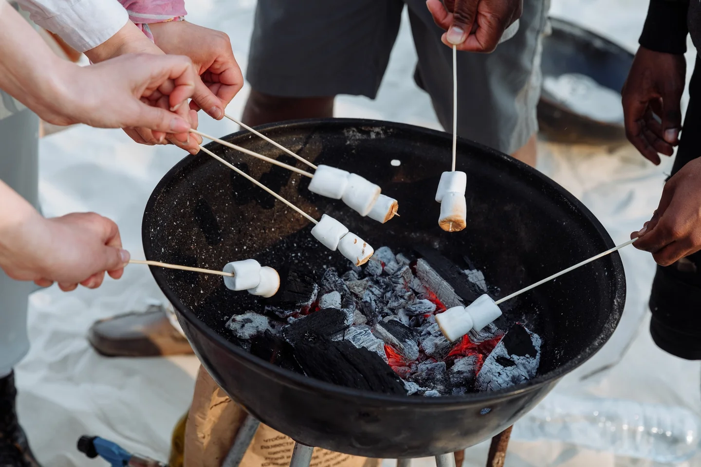Imagen de una barbacoa en la playa relacionada con si può accendere il barbecue in spiaggia