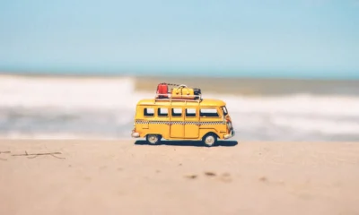 Imagen de beach travel budget para ilustrar quale meta estiva scegliere spendendo poco en un contexto de vacaciones económicas de verano.