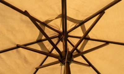 Foto de un beach umbrella closeup para ilustrar perché ombrelloni costano tanto en un artículo sobre precios, materiales y durabilidad.