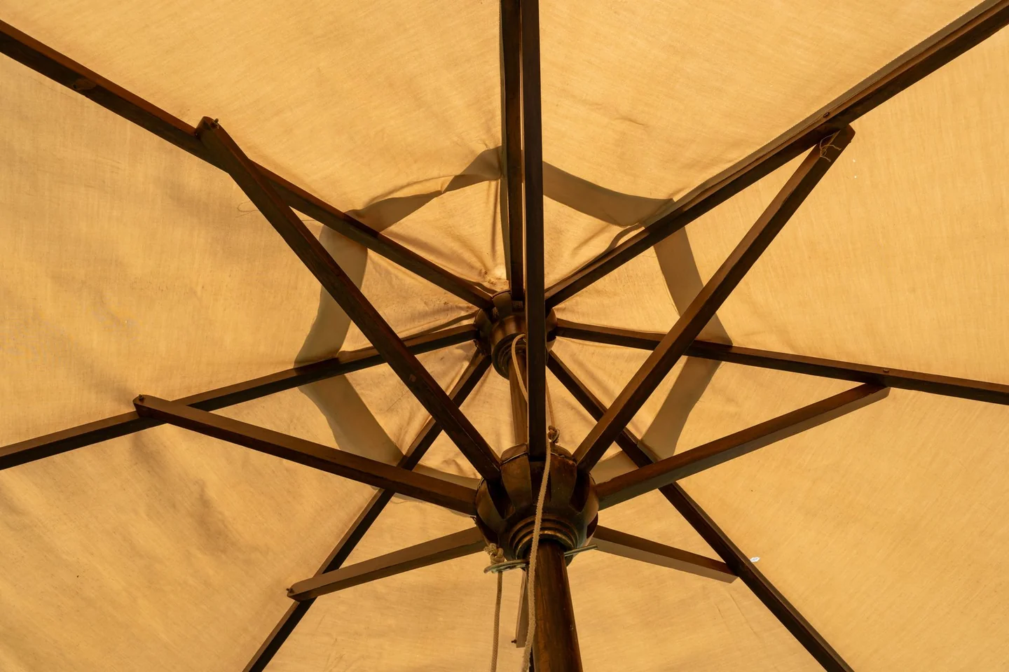 Foto de un beach umbrella closeup para ilustrar perché ombrelloni costano tanto en un artículo sobre precios, materiales y durabilidad.