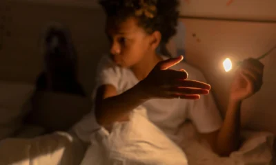 Dormitorio con un dehumidifier encendido por la noche para ilustrar si puo dormire con il deumidificatore acceso