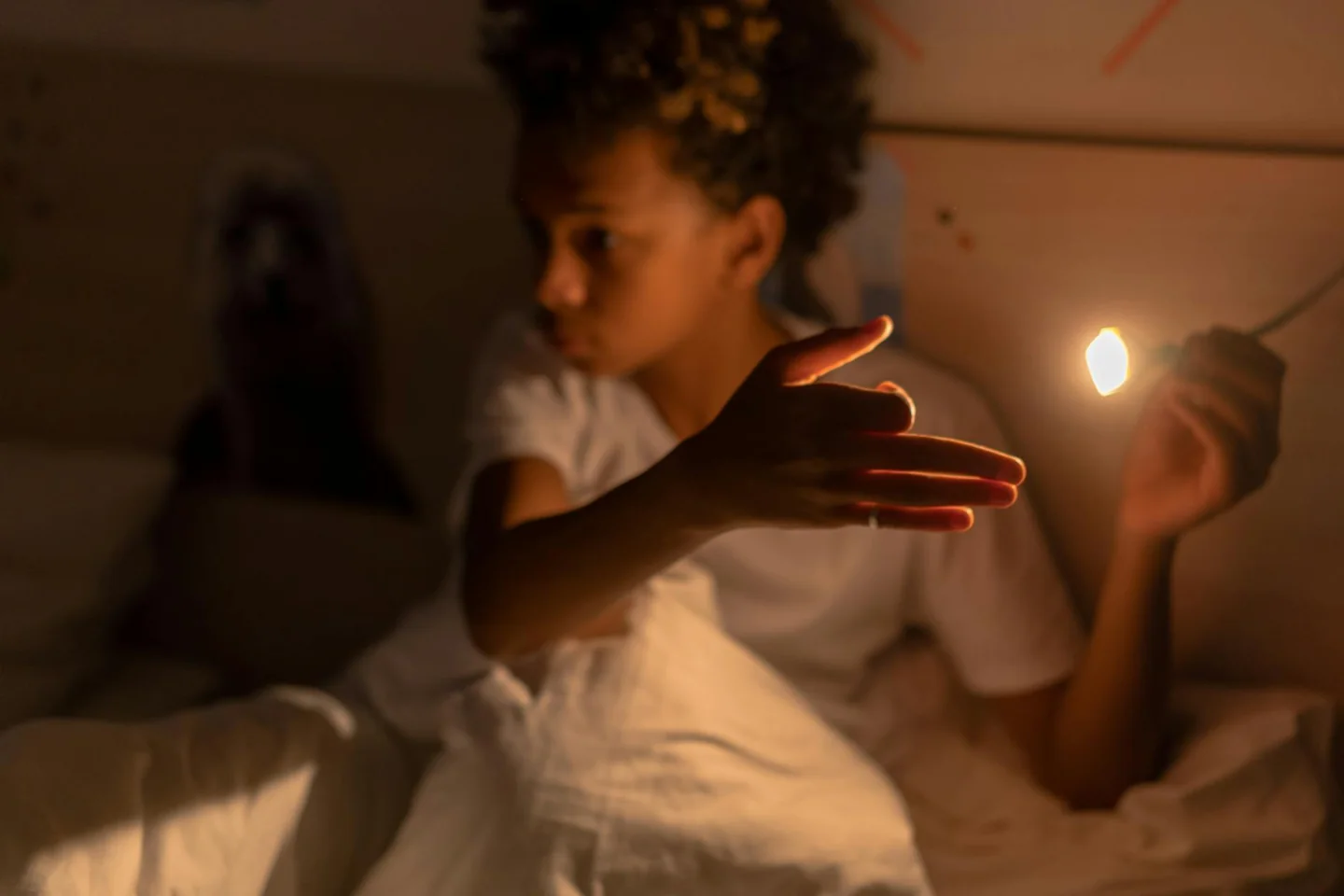Dormitorio con un dehumidifier encendido por la noche para ilustrar si puo dormire con il deumidificatore acceso