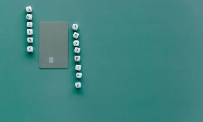 Imagen de una tarjeta bloqueada y un teléfono móvil, ideal para ilustrar che numero chiamare per bloccare una carta en un contexto de seguridad bancaria.