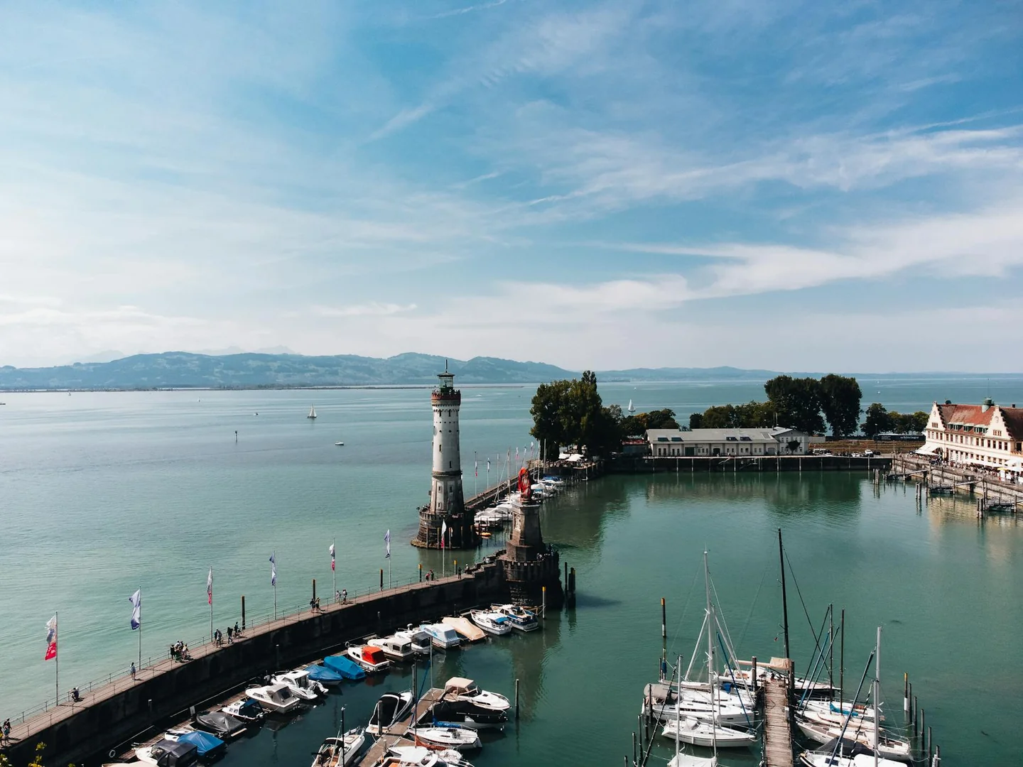Vista aérea del lago de Constanza para ilustrar dónde se encuentra el lago de Costanza entre Alemania, Suiza y Austria