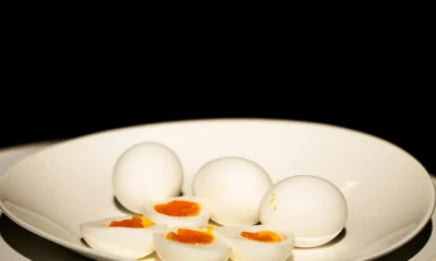 Foto de un plato con huevos cocidos para ilustrar "quante calorie ha un uovo sodo" en un contexto de alimentación sencilla y saludable.