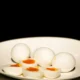 Foto de un plato con huevos cocidos para ilustrar "quante calorie ha un uovo sodo" en un contexto de alimentación sencilla y saludable.