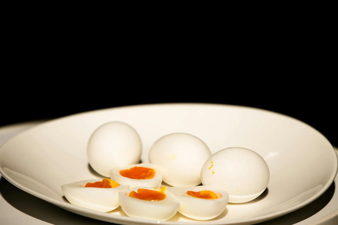 Foto de un plato con huevos cocidos para ilustrar "quante calorie ha un uovo sodo" en un contexto de alimentación sencilla y saludable.