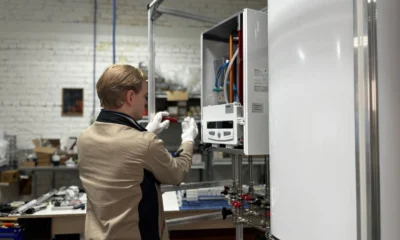 Tecnico che esegue la manutenzione della caldaia in un appartamento in affitto, immagine utile per chi deve controllare la caldaia in affitto