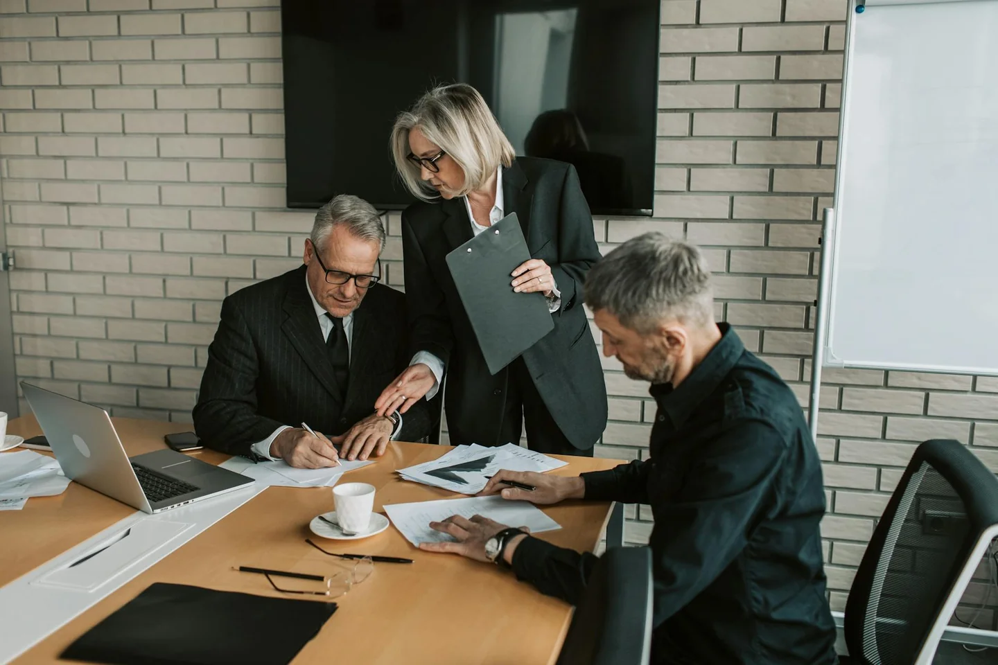 Imagen de un business executive office para ilustrar chi è il ceo di un'azienda en un artículo sobre liderazgo empresarial.
