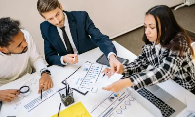 Reunión de negocios para ilustrar da chi viene coordinata e pianificata un'azienda en un contexto de dirección y organización empresarial