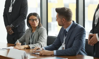 Reunión de business professionals meeting relacionada con quale è il lavoro più pagato in italia y los salarios mejor pagados en Italia.