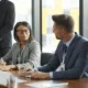 Reunión de business professionals meeting relacionada con quale è il lavoro più pagato in italia y los salarios mejor pagados en Italia.