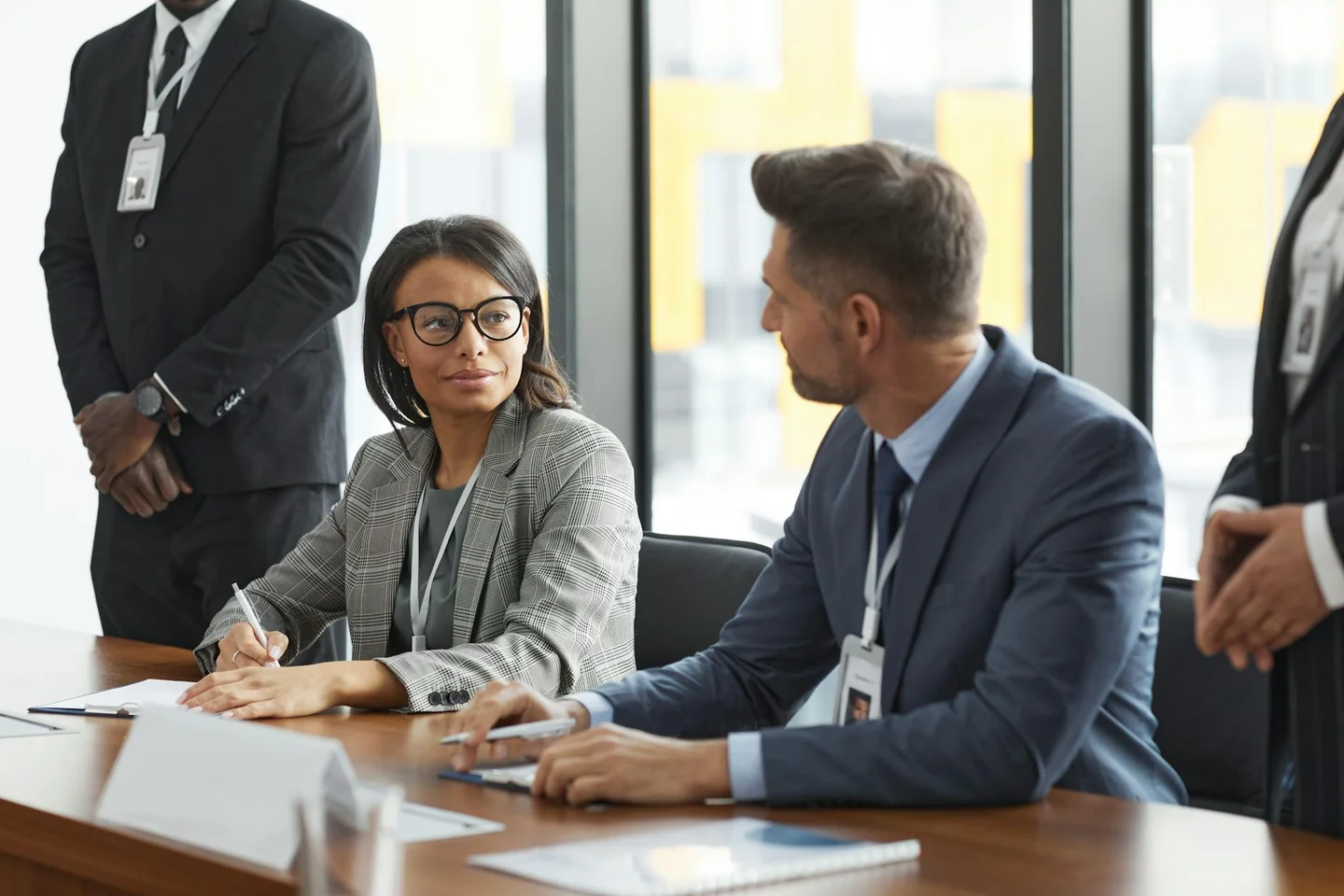 Reunión de business professionals meeting relacionada con quale è il lavoro più pagato in italia y los salarios mejor pagados en Italia.