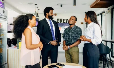 Imagen de business team collaboration para ilustrar el tema quale metafora rappresenta meglio un gruppo di lavoro en un artículo sobre cómo representar visualmente un equipo eficaz en la empresa.