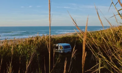 Camper estacionado cerca de la costa para ilustrar dove parcheggiare il camper vicino al mare