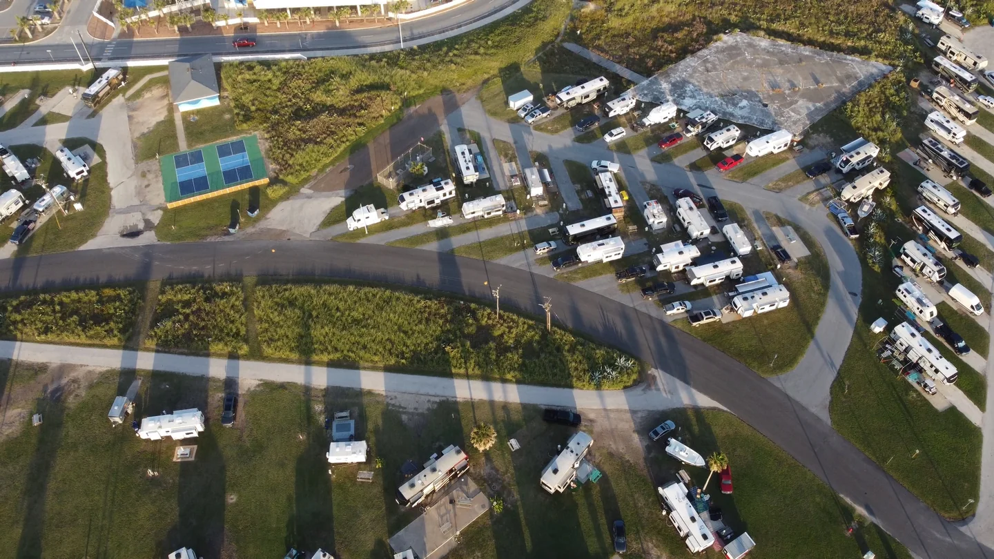 Imagen de una camper parking area relacionada con dove trovare aree di sosta gratuite per camper
