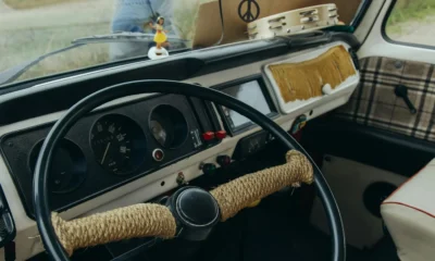 Tablero de un camper van relacionado con che patente ci vuole per guidare un camper, ideal para ilustrar la revisión de controles antes de salir de viaje.