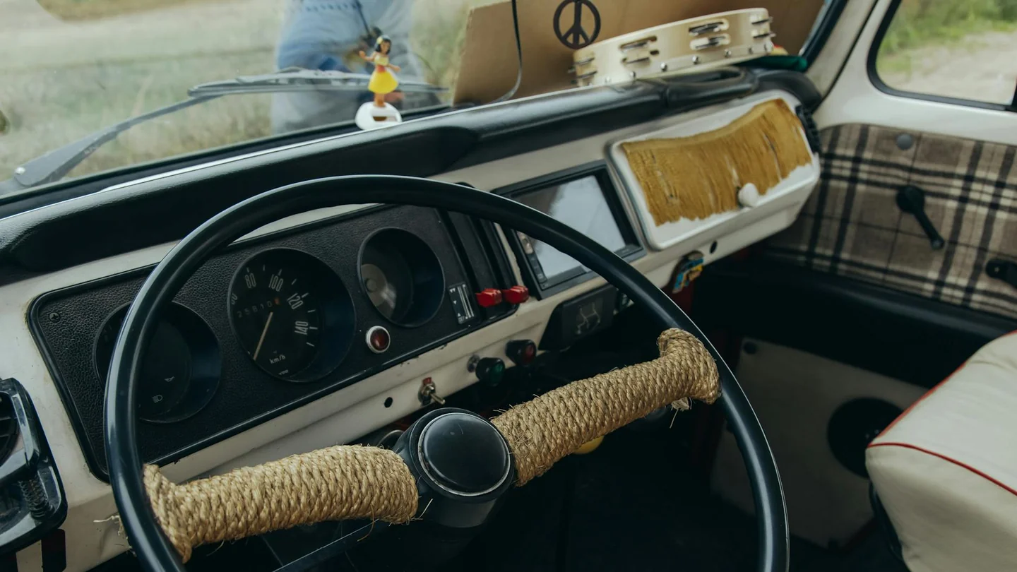 Tablero de un camper van relacionado con che patente ci vuole per guidare un camper, ideal para ilustrar la revisión de controles antes de salir de viaje.