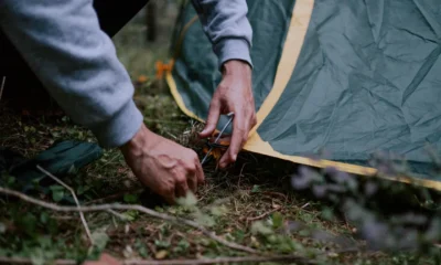 Foto de camping tent setup para ilustrar "quale tenda da campeggio scegliere" en un artículo sobre qué valorar antes de comprar una tenda de camping.
