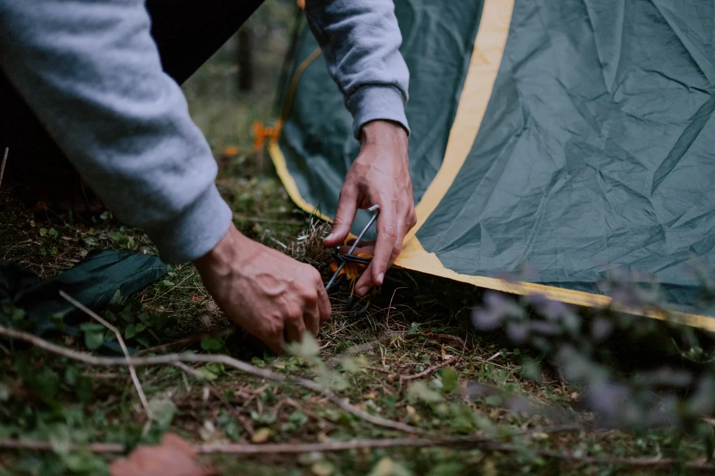Foto de camping tent setup para ilustrar "quale tenda da campeggio scegliere" en un artículo sobre qué valorar antes de comprar una tenda de camping.