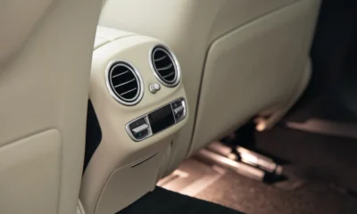 Foto de un coche con el sistema de climatización encendido, ilustrando perché l’auto consuma di più con il climatizzatore