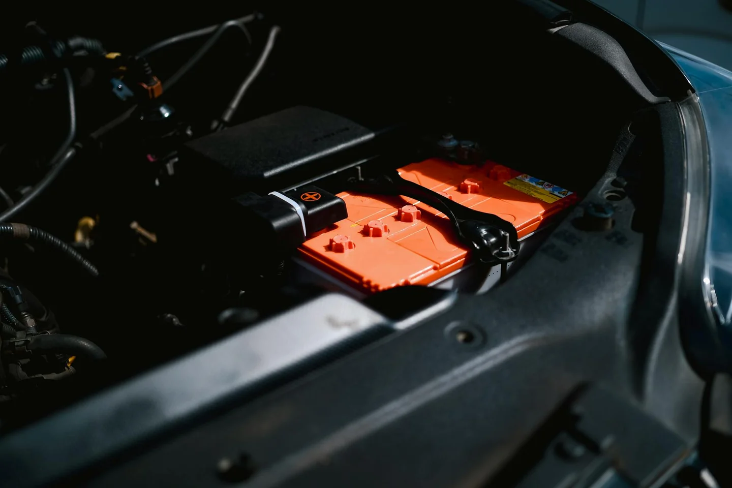 Imagen de una batería de coche en revisión relacionada con quanto dura la batteria della macchina.