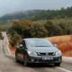 Persona revisando un car driving license relacionado con ho perso la patente posso guidare