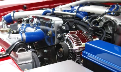 Imagen de car engine cleaning para ilustrar "posso lavare il motore della macchina con l'idropulitrice" en un contexto de mantenimiento automotriz y cuidado del vano motor.