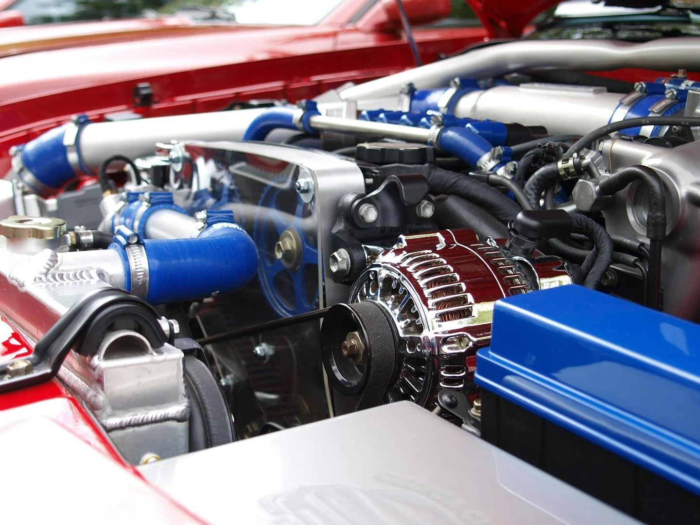 Imagen de car engine cleaning para ilustrar "posso lavare il motore della macchina con l'idropulitrice" en un contexto de mantenimiento automotriz y cuidado del vano motor.