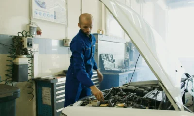 Inspección de motor de coche para ilustrar quali motori hanno la cinghia a bagno d olio