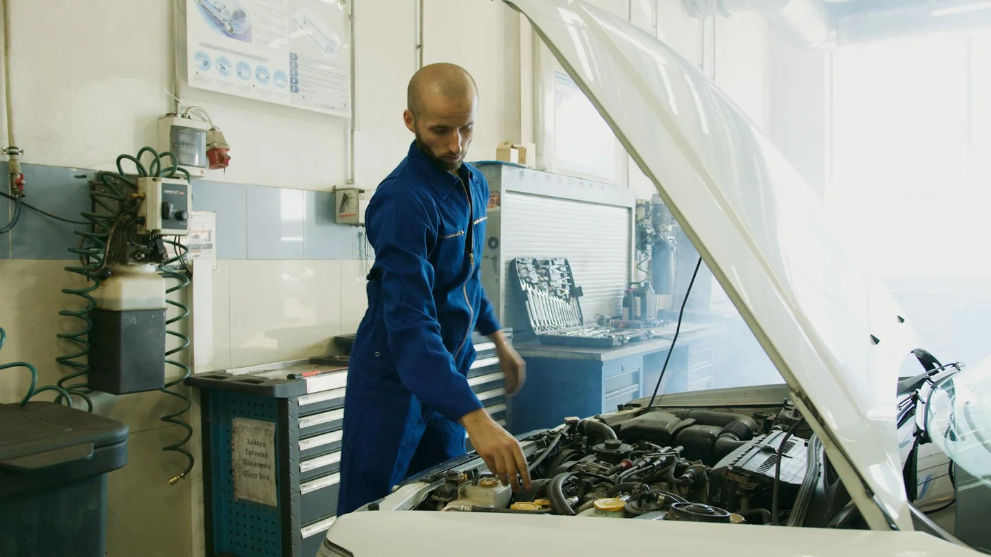 Inspección de motor de coche para ilustrar quali motori hanno la cinghia a bagno d olio