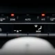 Imagen para explicar perche non esce aria calda dalla macchina, mostrando los controles del calefactor del coche en el salpicadero