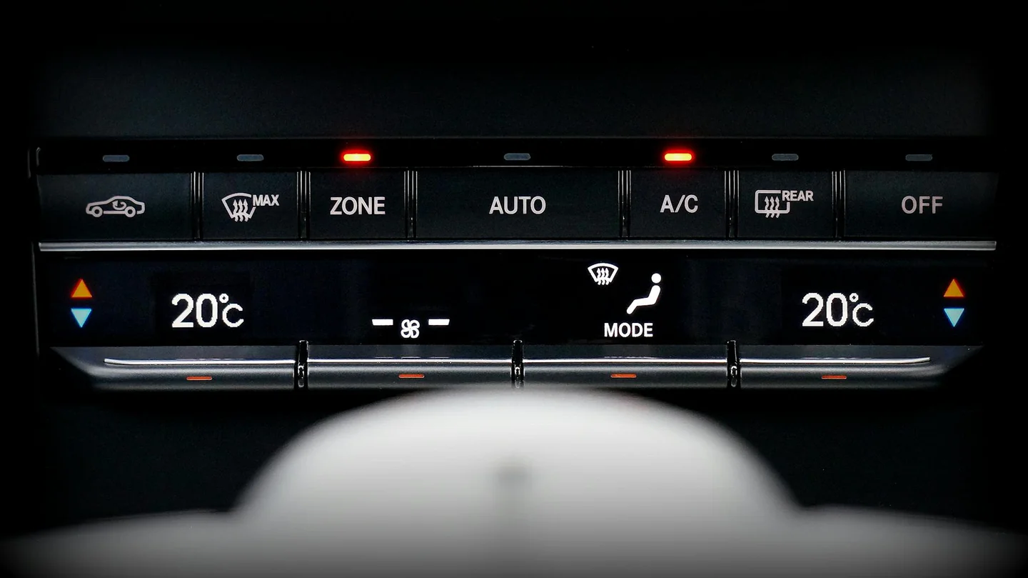Imagen para explicar perche non esce aria calda dalla macchina, mostrando los controles del calefactor del coche en el salpicadero