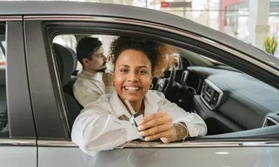 Mano entregando llaves de coche para ilustrar si puo guidare la macchina di un amico en un contexto de préstamo ocasional