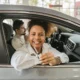 Mano entregando llaves de coche para ilustrar si puo guidare la macchina di un amico en un contexto de préstamo ocasional